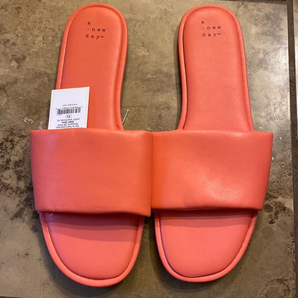 (155) NWT Women’s Coral Orange LuLu Slides by a new day. Size 11
